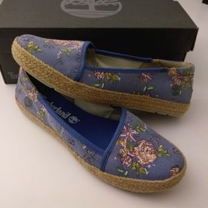Never worn Timberland summer flat size 7 woman light weight blue floral print